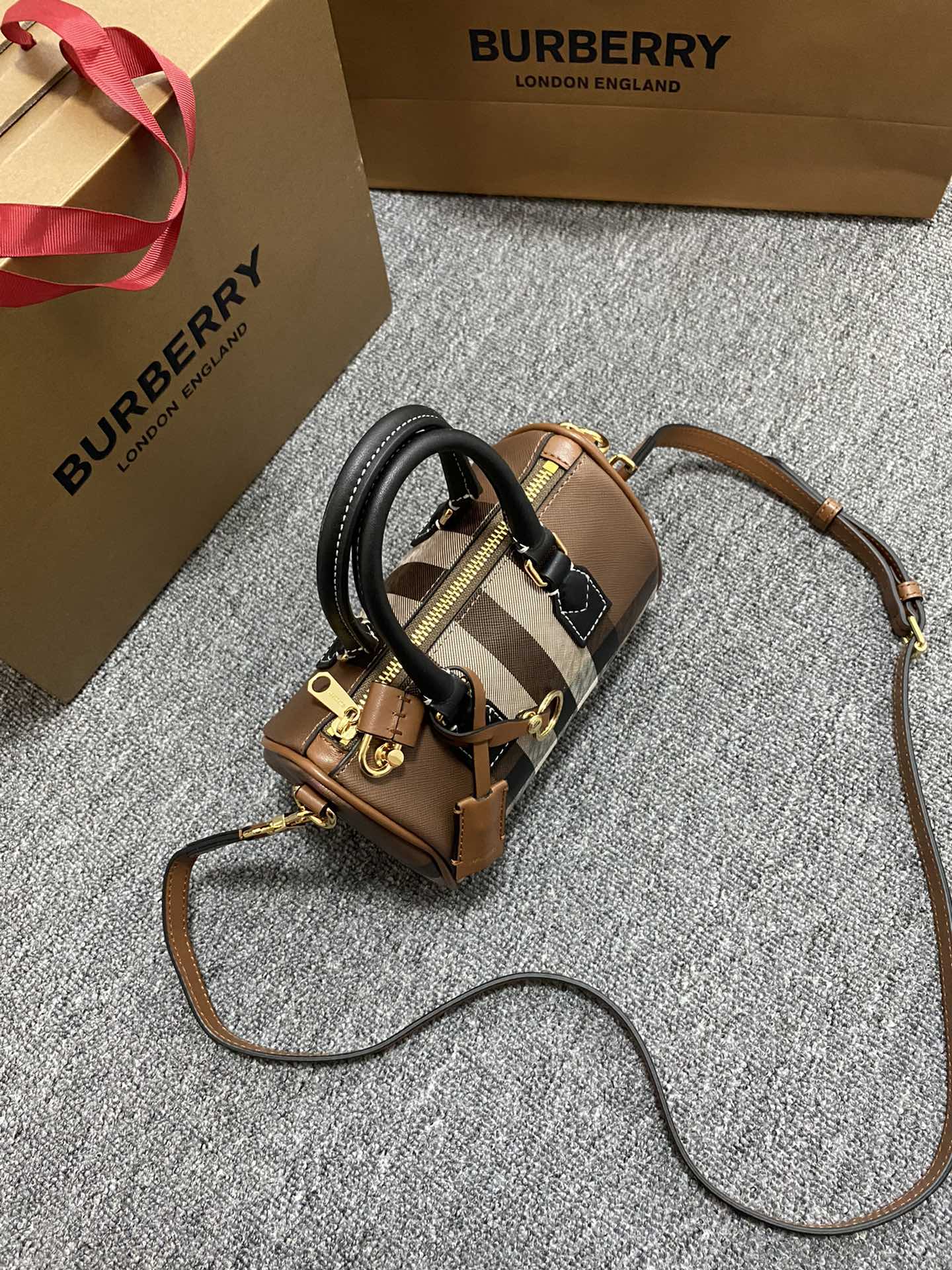 Burberry_Bowling_Bag-18.